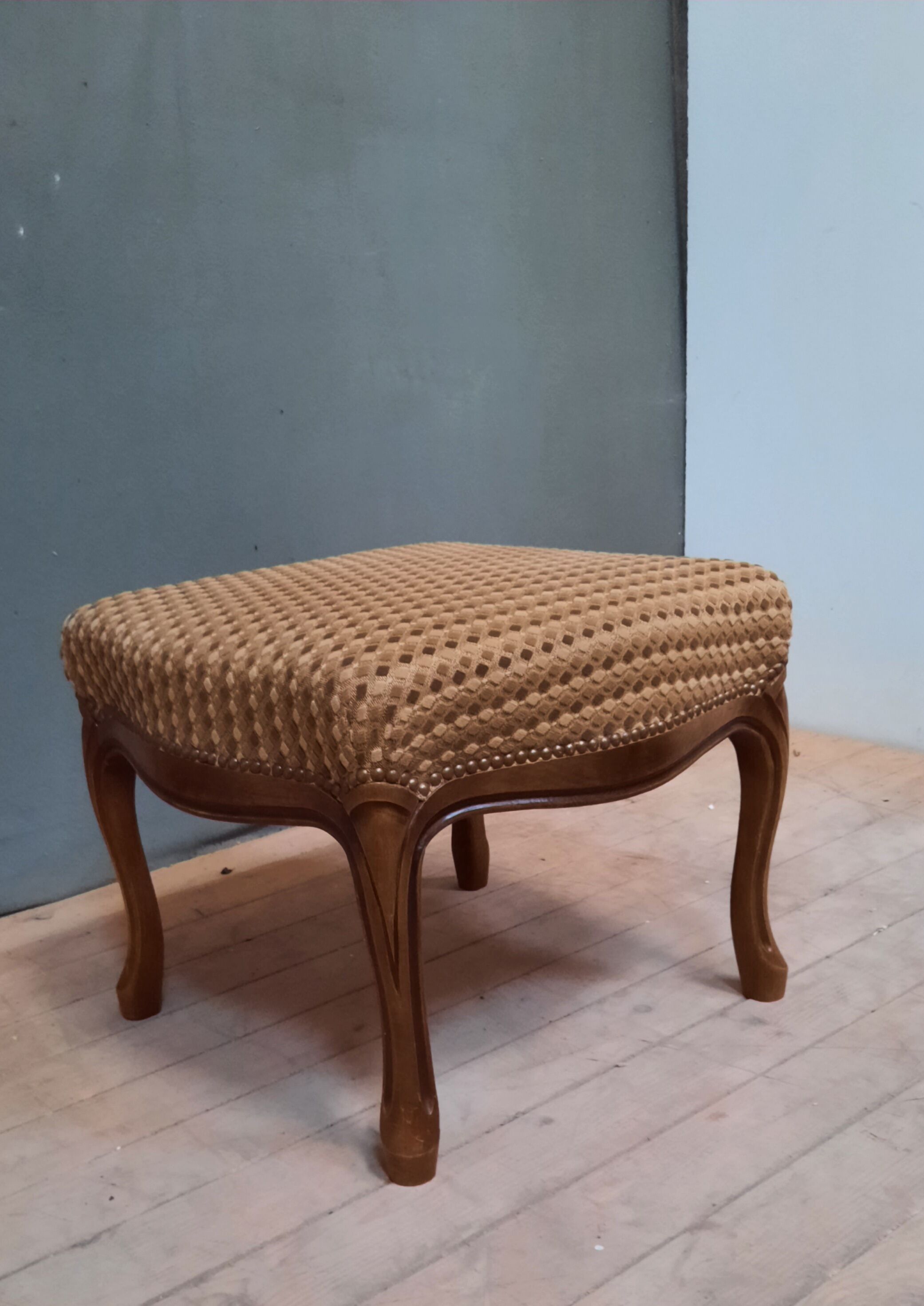 Pouf upholstered legs cambered in mahogany