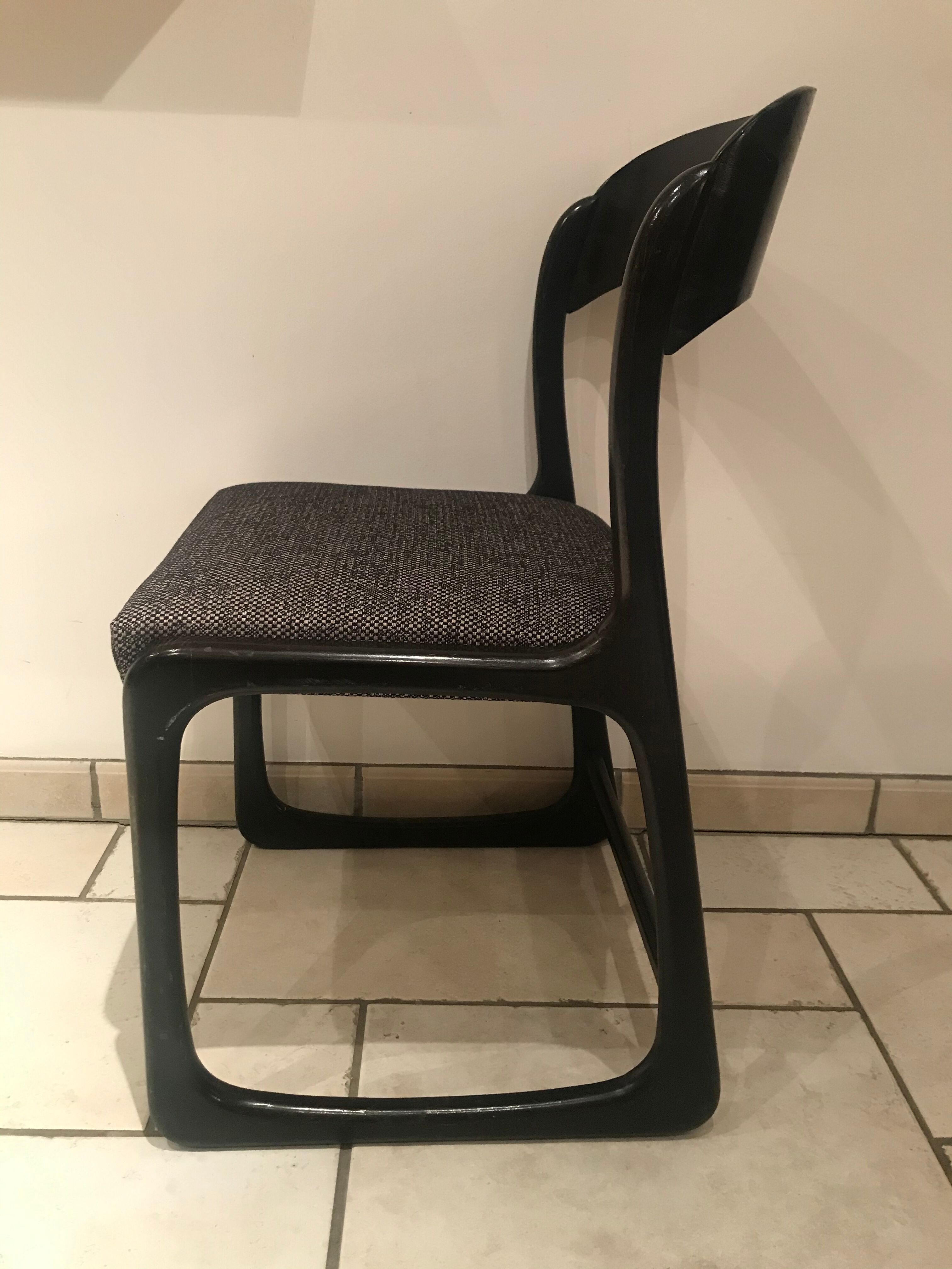 Suite de 6 chaises Baumann « traîneau » retapissées
