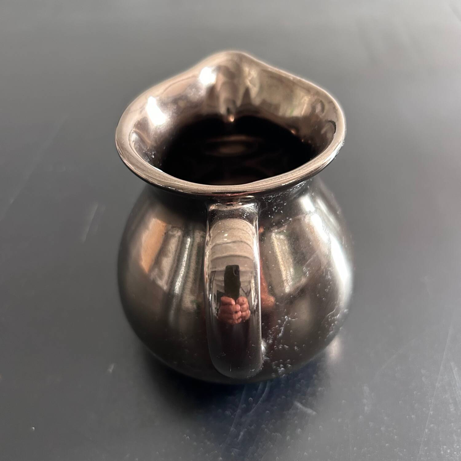 Crémier anglais en faïence bronze