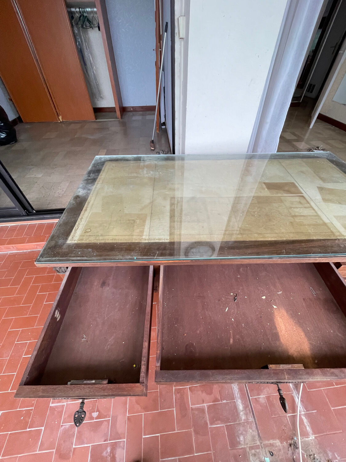 Double-sided administrative desk in oak.