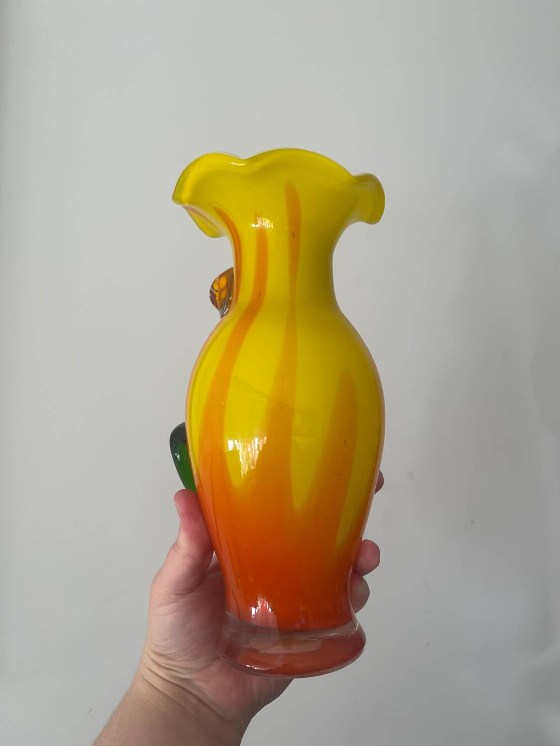 Vase en verre soufflé style Murano à décor de fleur