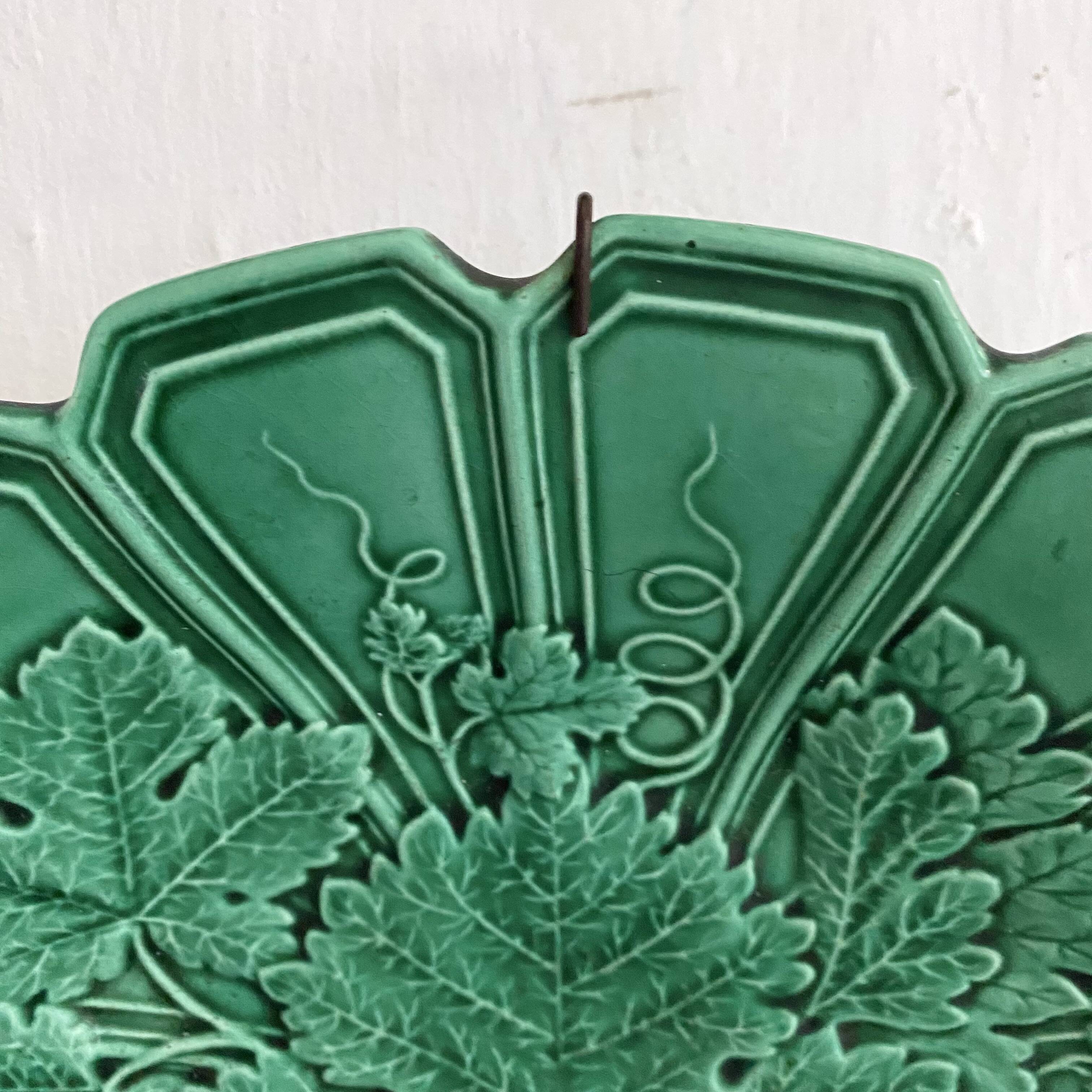 Wall plate in earthenware with a vine leaf design