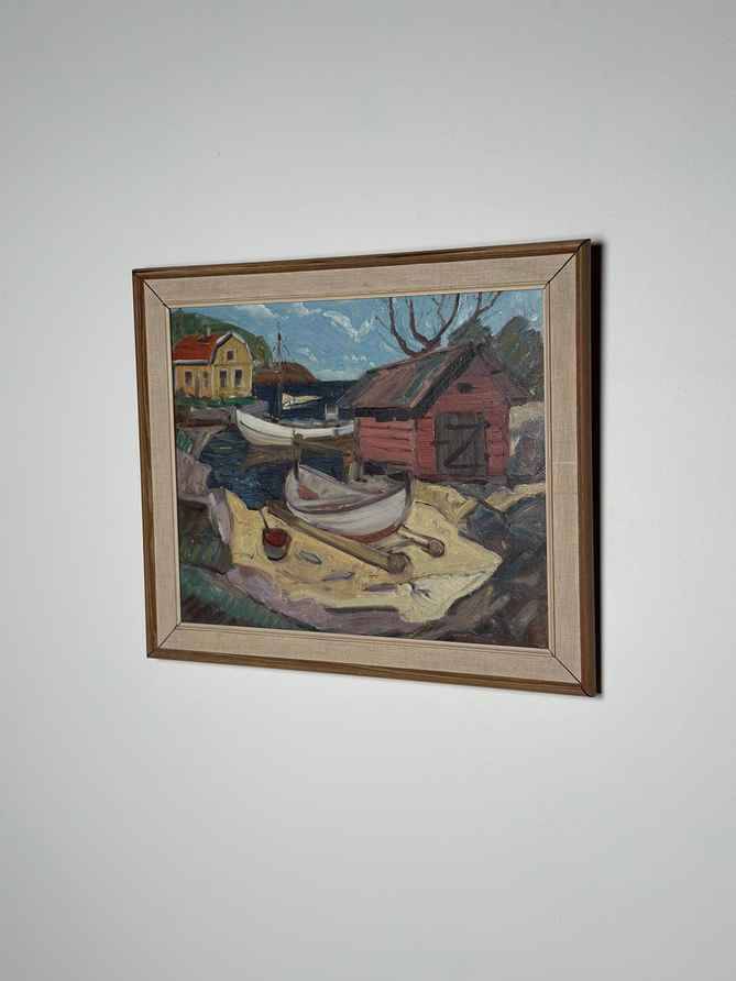 Huile sur toile suédoise d'époque mi-siècle – « Maison de bateau » par Nils Öberg – Vintage et encadrée – 53,5 × 45,5 cm (21,1" × 17,9")