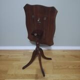 Table or pedestal table with foldable top