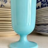 Vase en opaline bleu ciel
