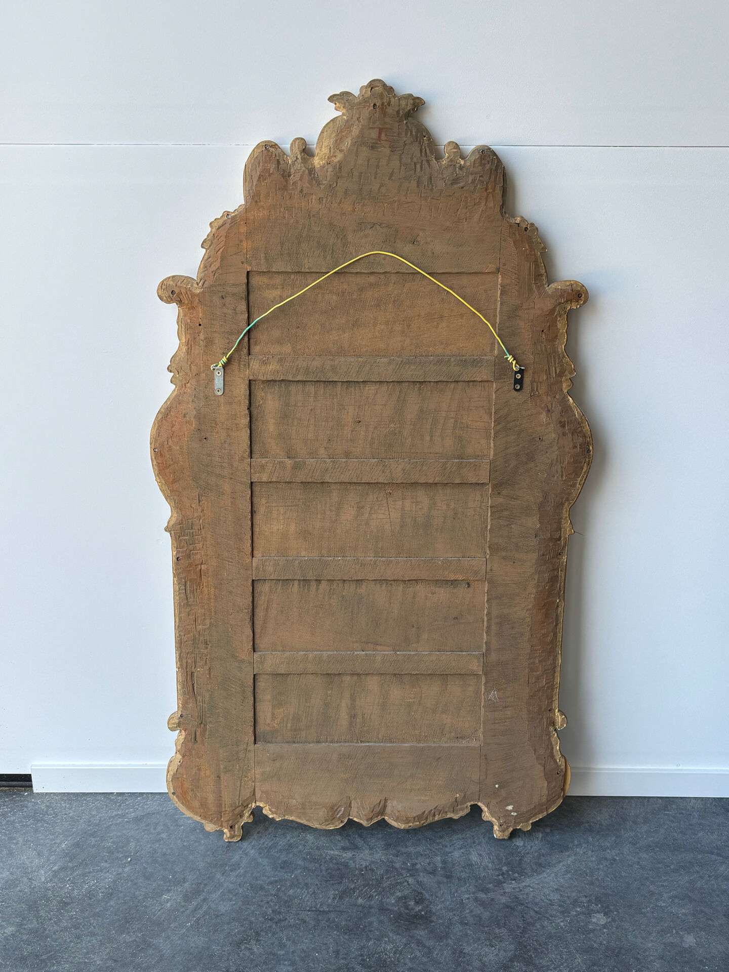 Large mirror with carved and gilded wooden frame, in Regency style.