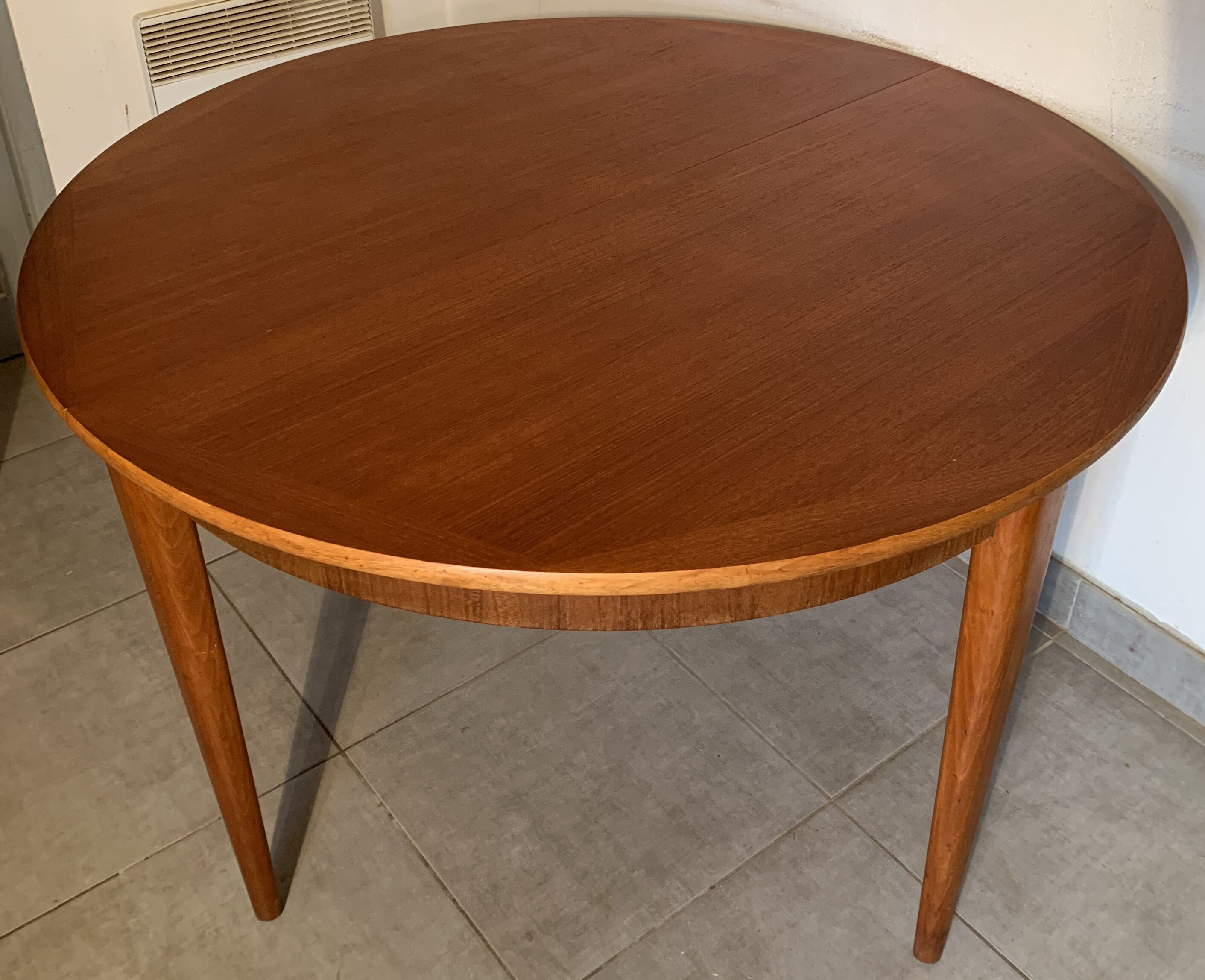 Table de repas ronde aux design scandinave en teck des années 60.