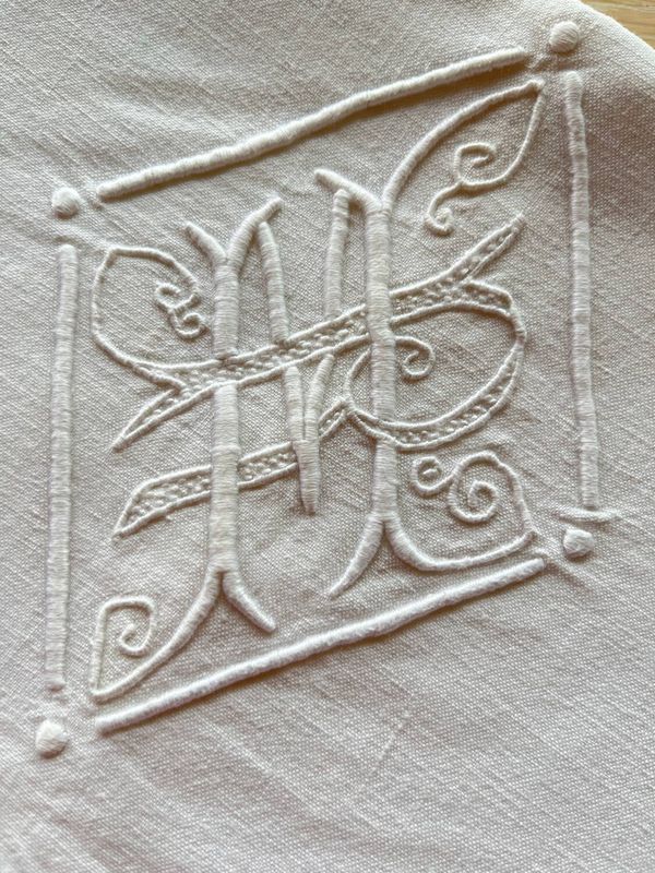 Grand drap plat ancien monogrammeé