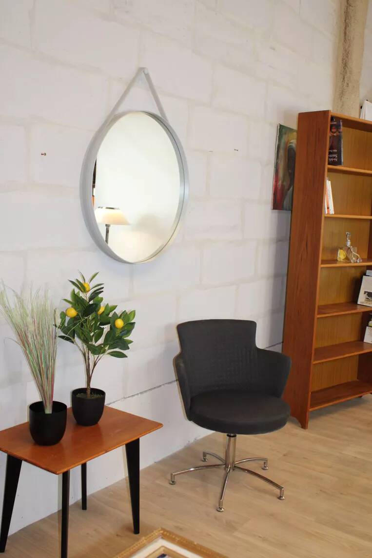 Miroir HAY Ø70 cm à sangle, cadre métal mastic, style scandinave minimalist