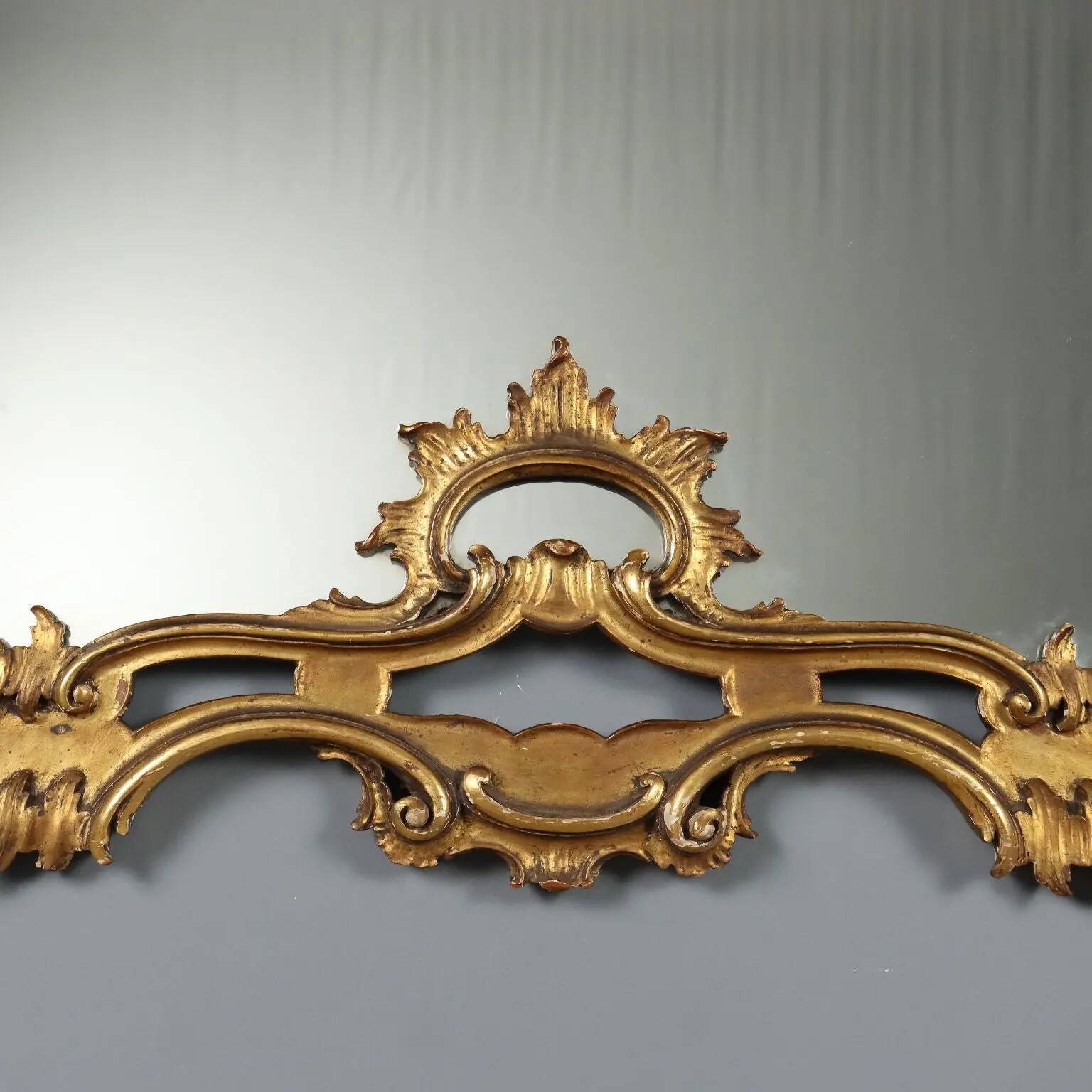 Miroir ancien en bois sculpté et doré, Italie, début XXe siècle