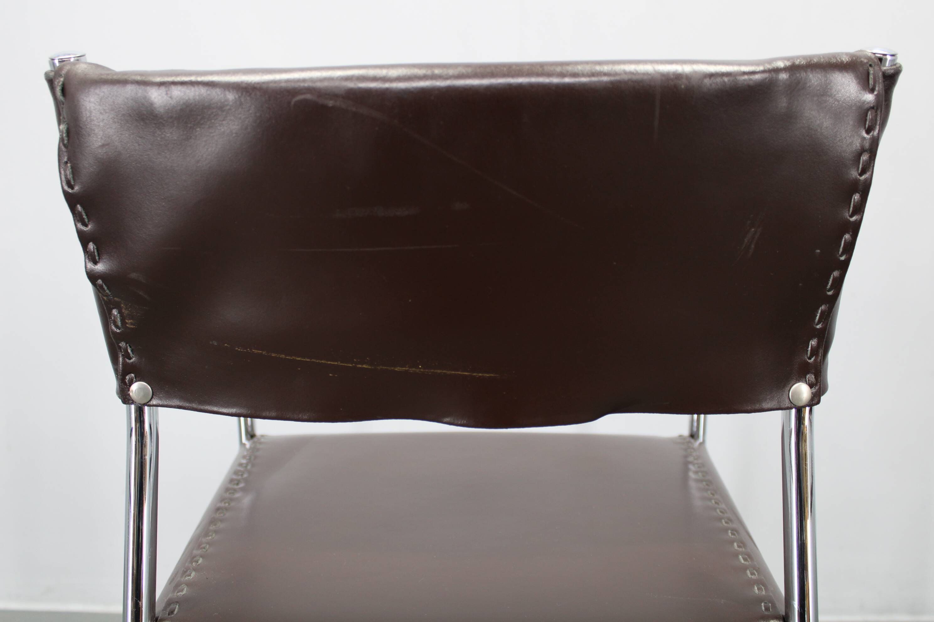 Ensemble de six fauteuils en cuir italien et chrome par Arper.