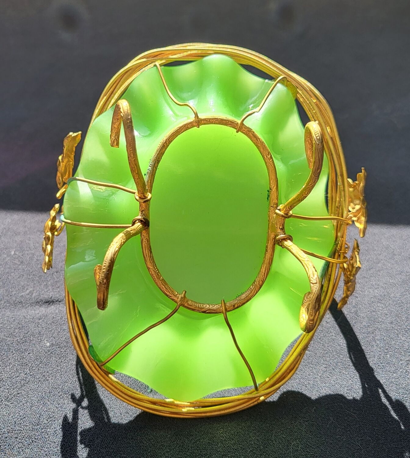 Empty pocket basket in green opaline (uranium/uraline)