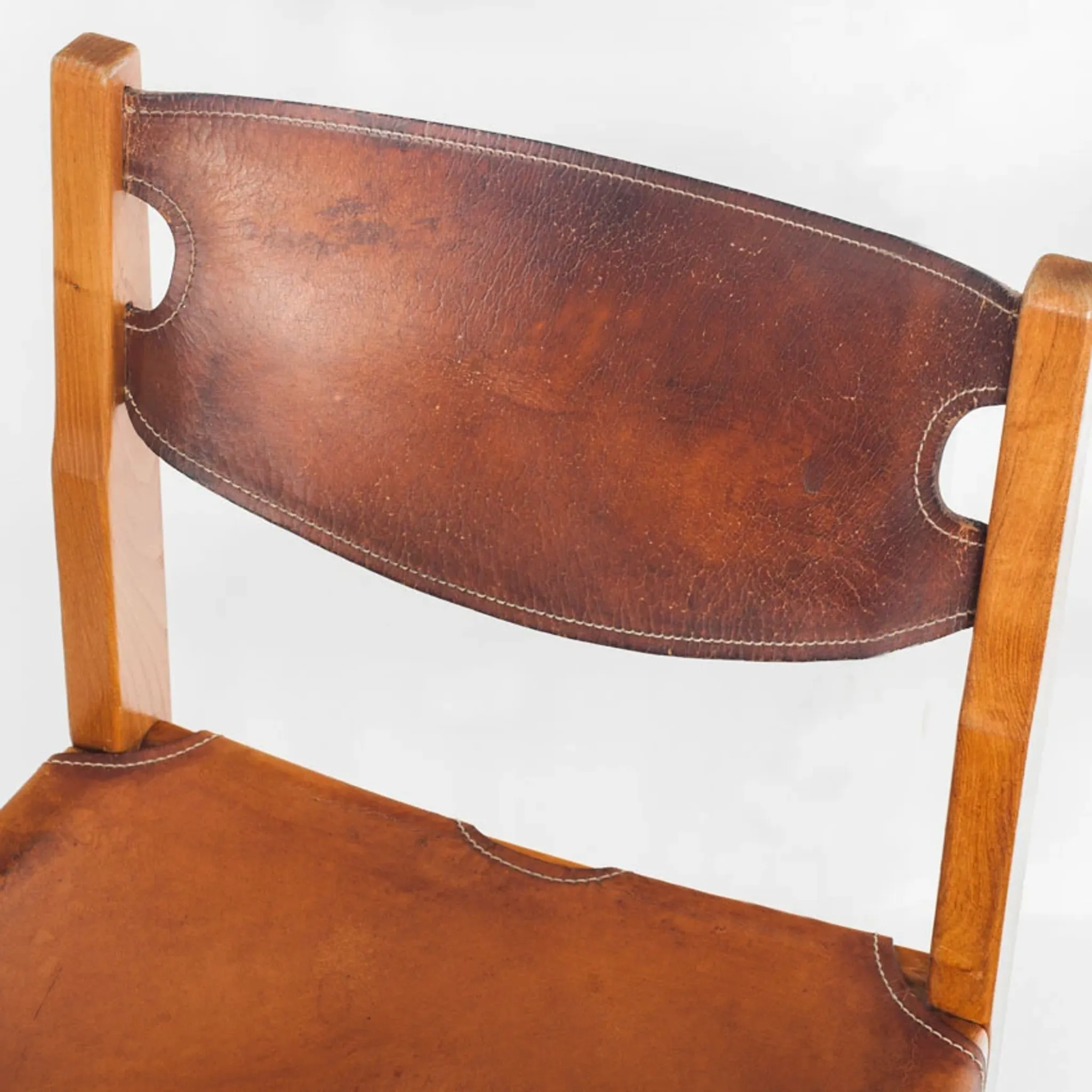 Ensemble de quatre chaises vintage. Bois d'orme et cuir. Maison Regain 70s