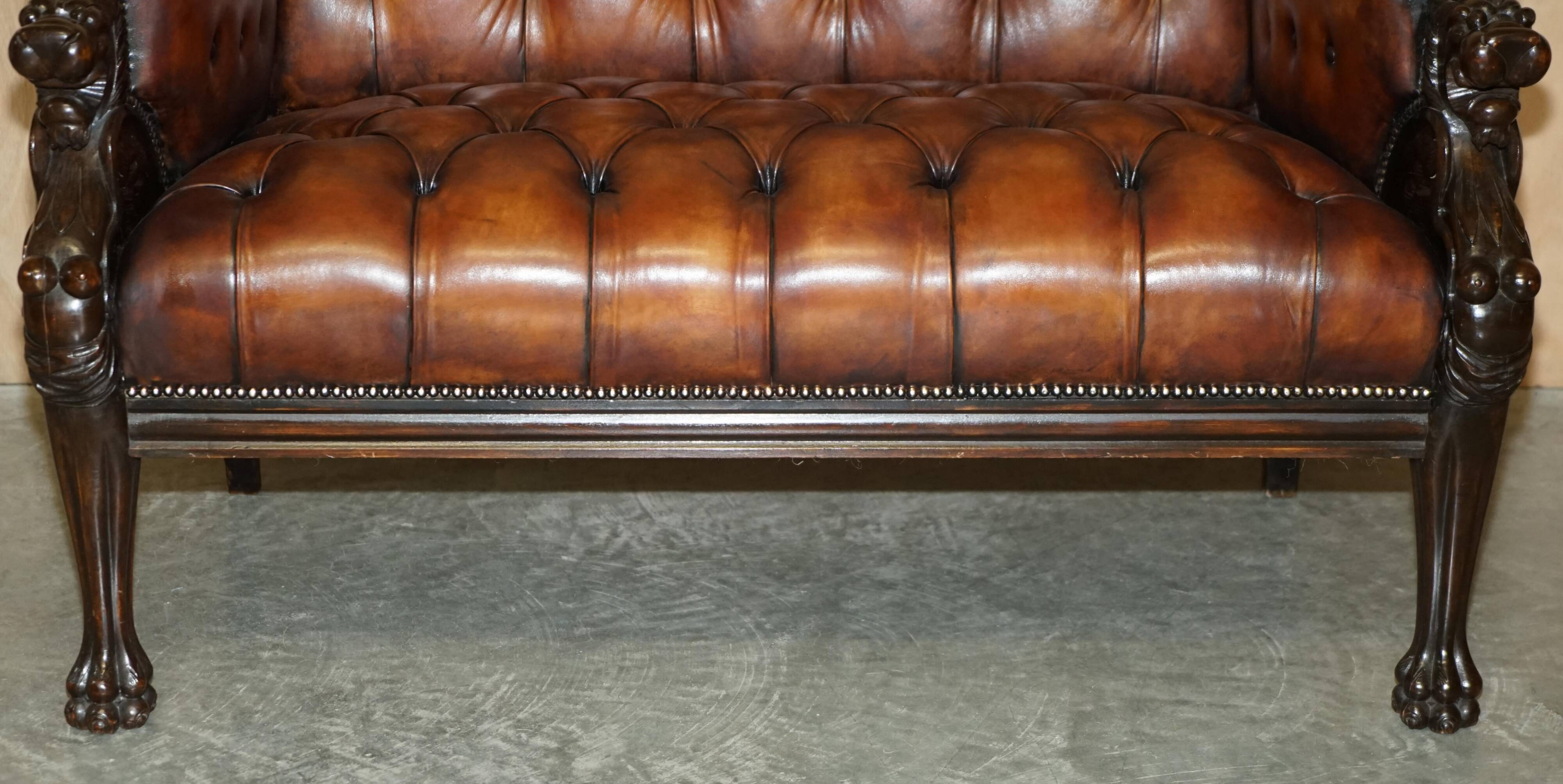 Ensemble Chesterfield cuir avec lion sculpté à la main restauré