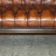 Ensemble Chesterfield cuir avec lion sculpté à la main restauré