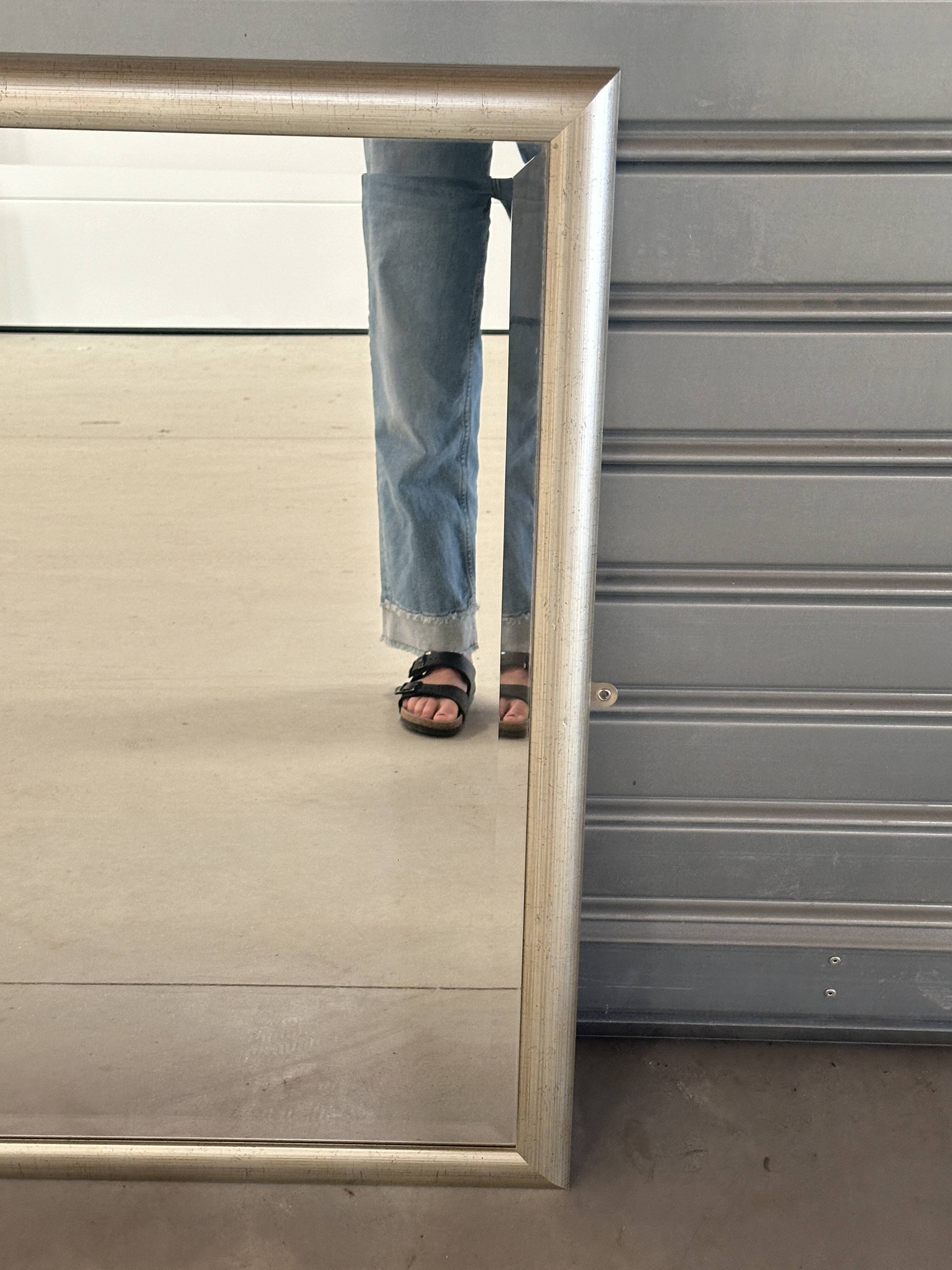 Deux Miroirs biseautés avec encadrement en finition effet or blanc vieilli