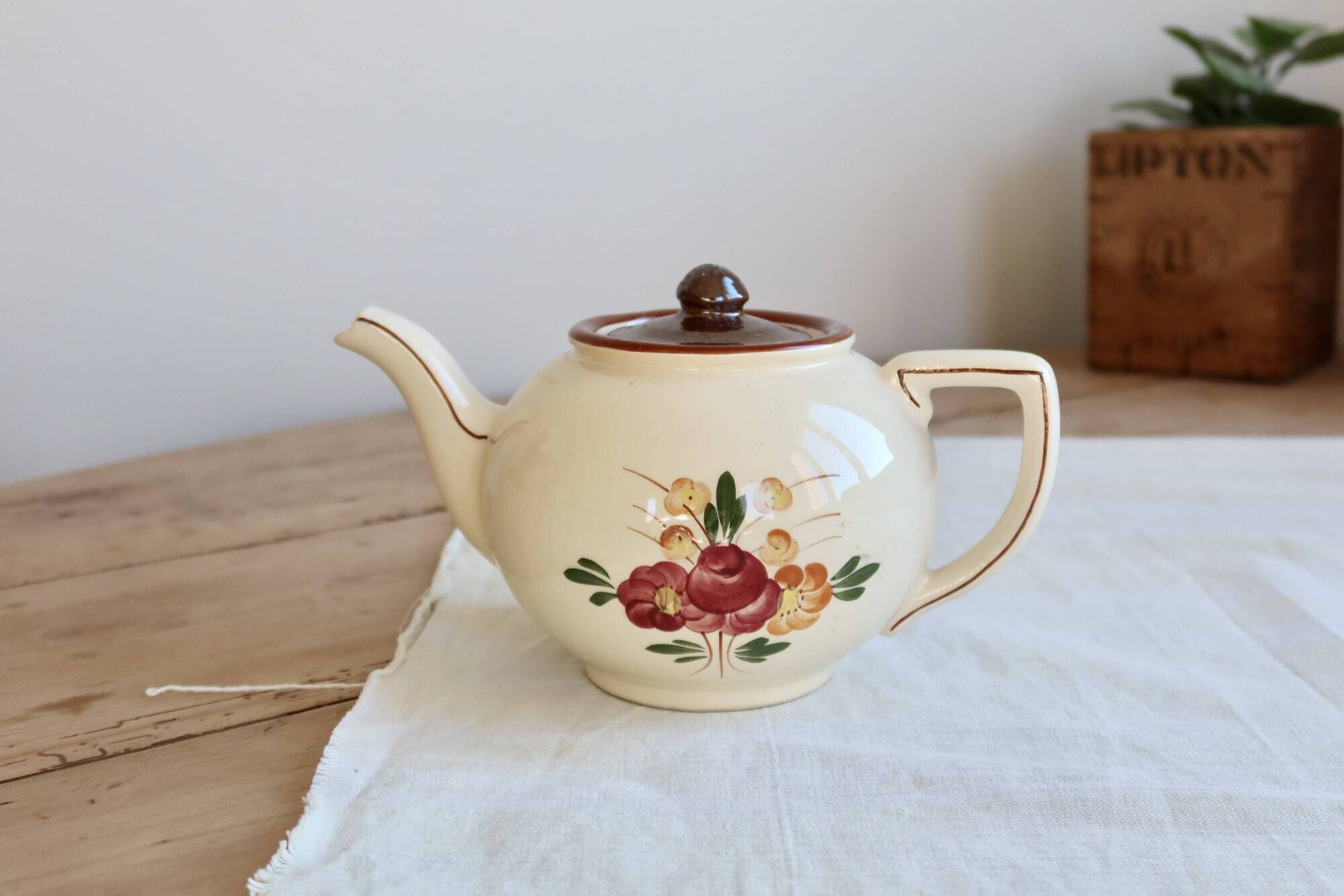 Vintage pouring teapot in Longchamp earthenware, Agen model.