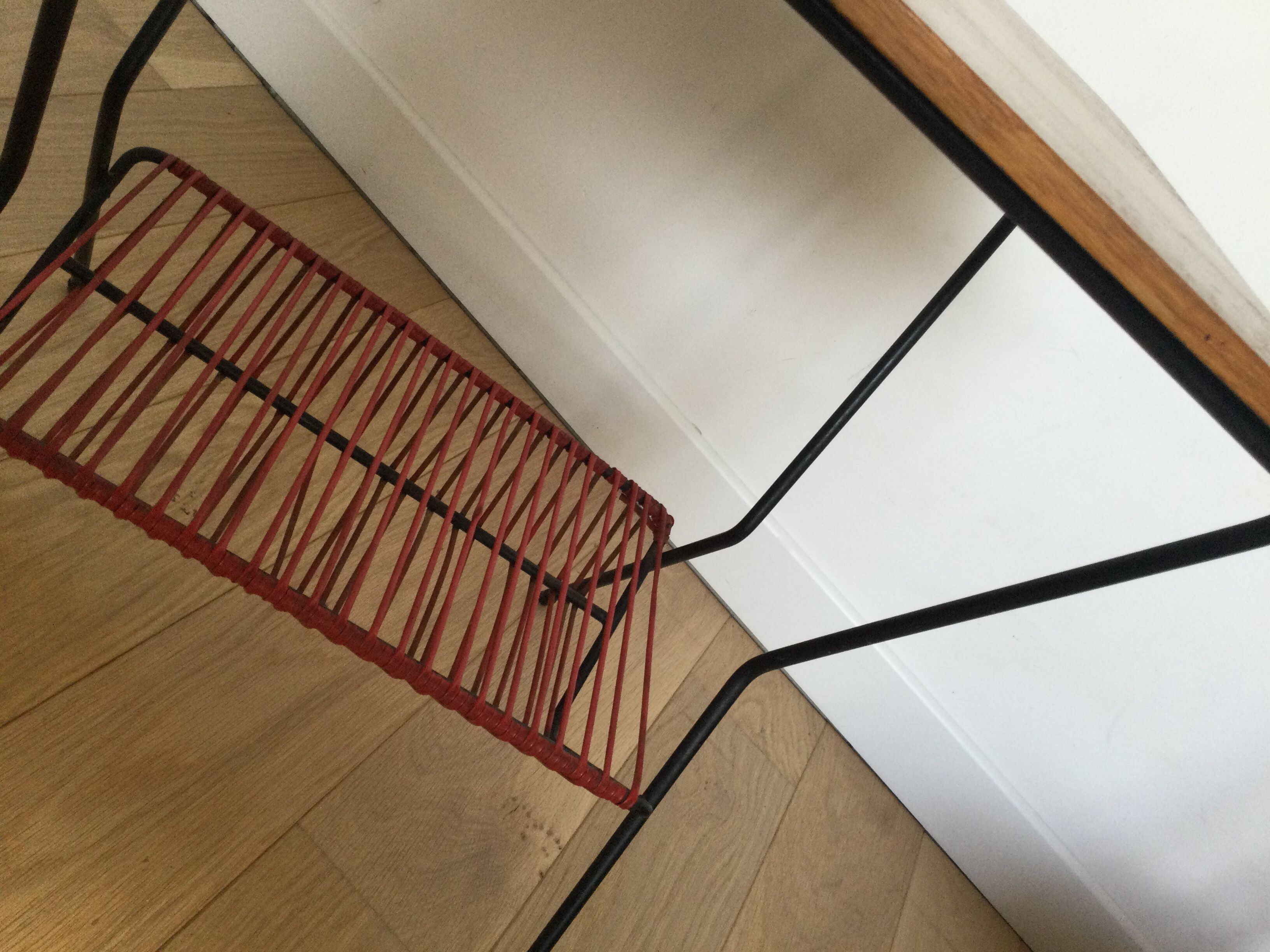 Table bois années 50 avec range vinyles et revues scoubidou
