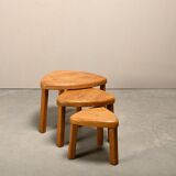 Ensemble sculptural de tables d'appoint gigognes en chêne massif, France années 1970