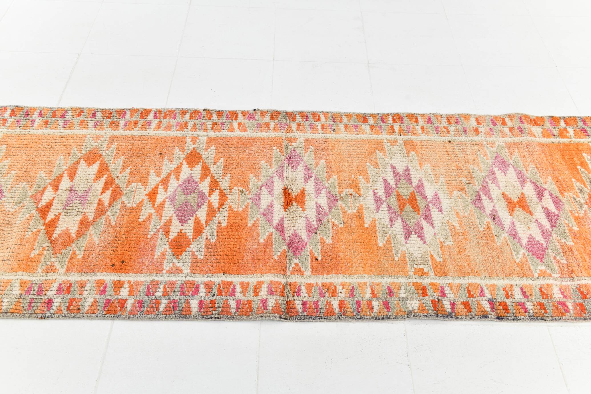 Tapis runner kilim vintage, style bohème, tons orange, rose et lilas pastel
