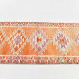 Tapis runner kilim vintage, style bohème, tons orange, rose et lilas pastel