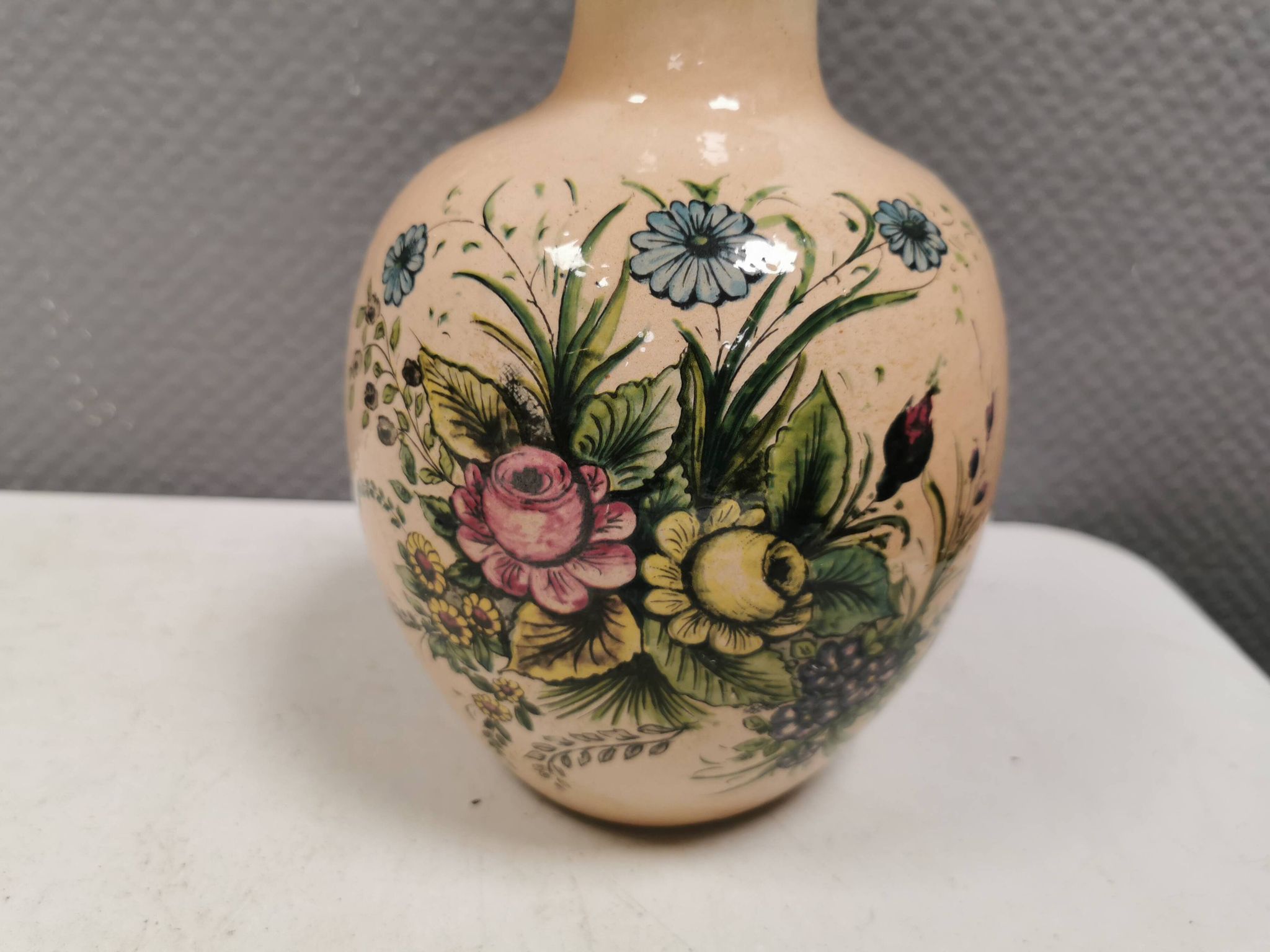 Italian vase from the 70s, in a delicate pink color with floral decoration.