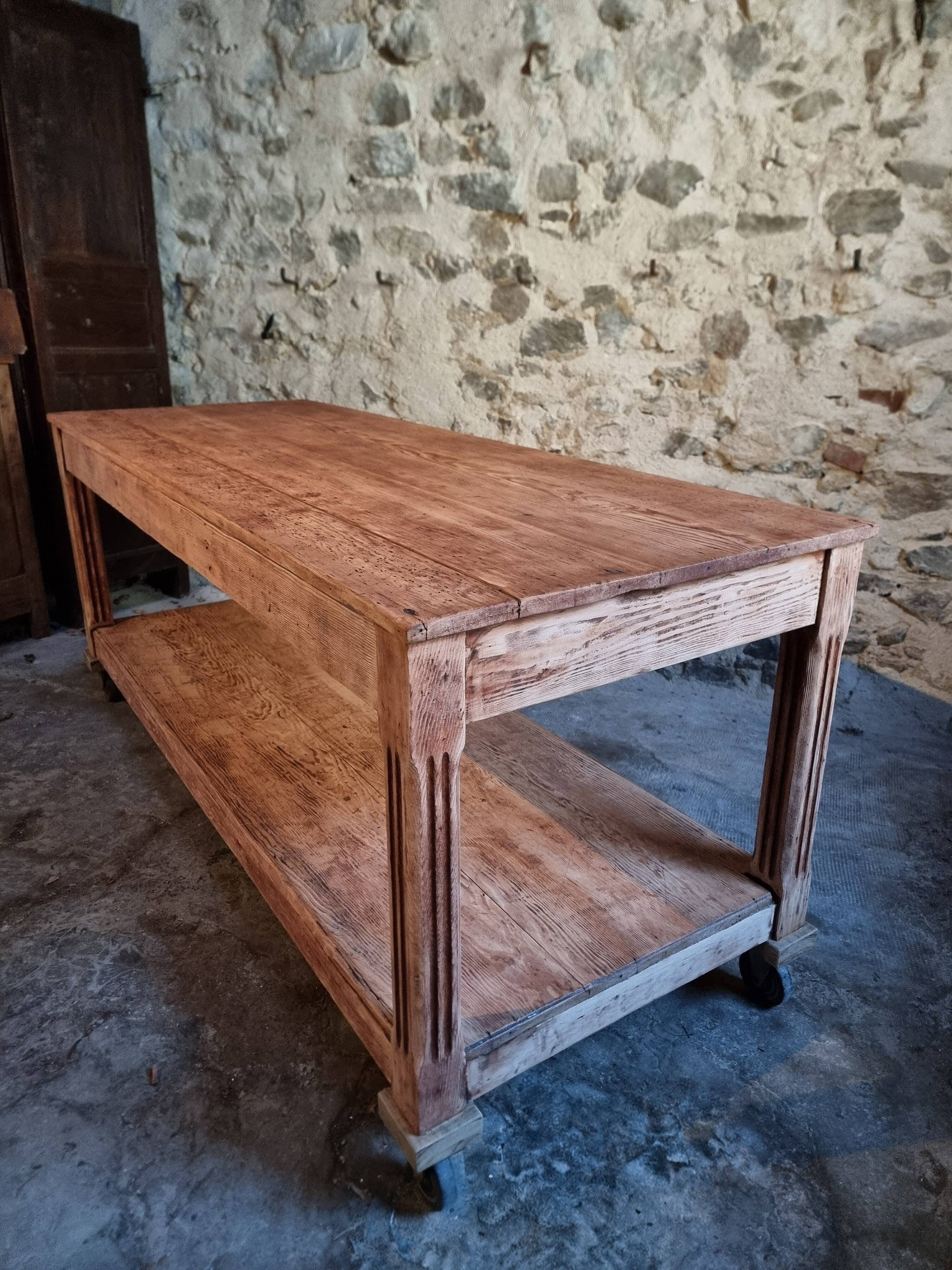 French antique work table in pitch pine – large workshop / draper's table, early 20th century