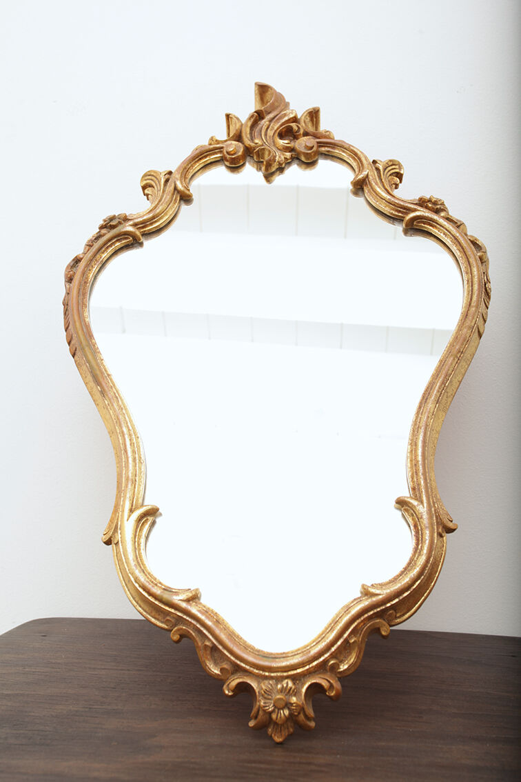 Miroir rocaille doré à la feuille d’or 43x70cm