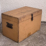 Coffre en bois patine jaune