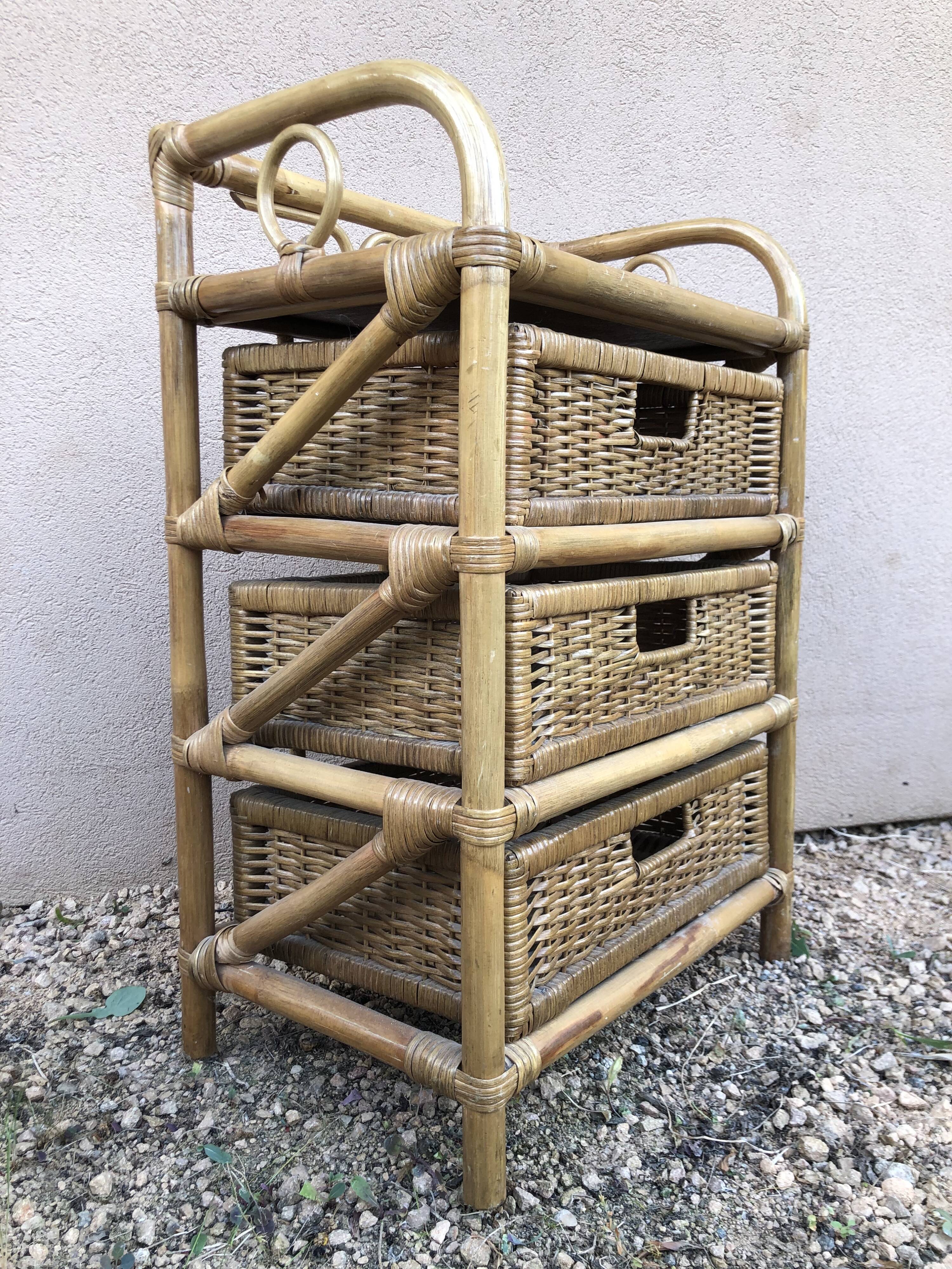 Paire de tables de chevet vintage, à 3 tiroirs, en bambou et rotin