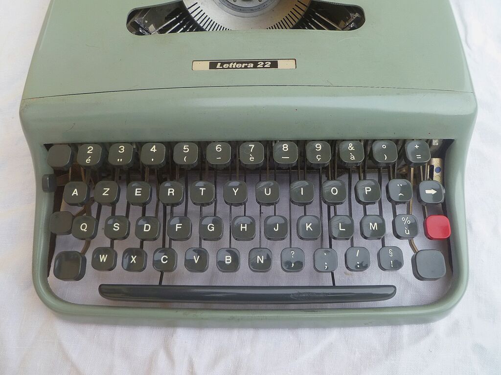 Typewriter Olivetti Lettera 22