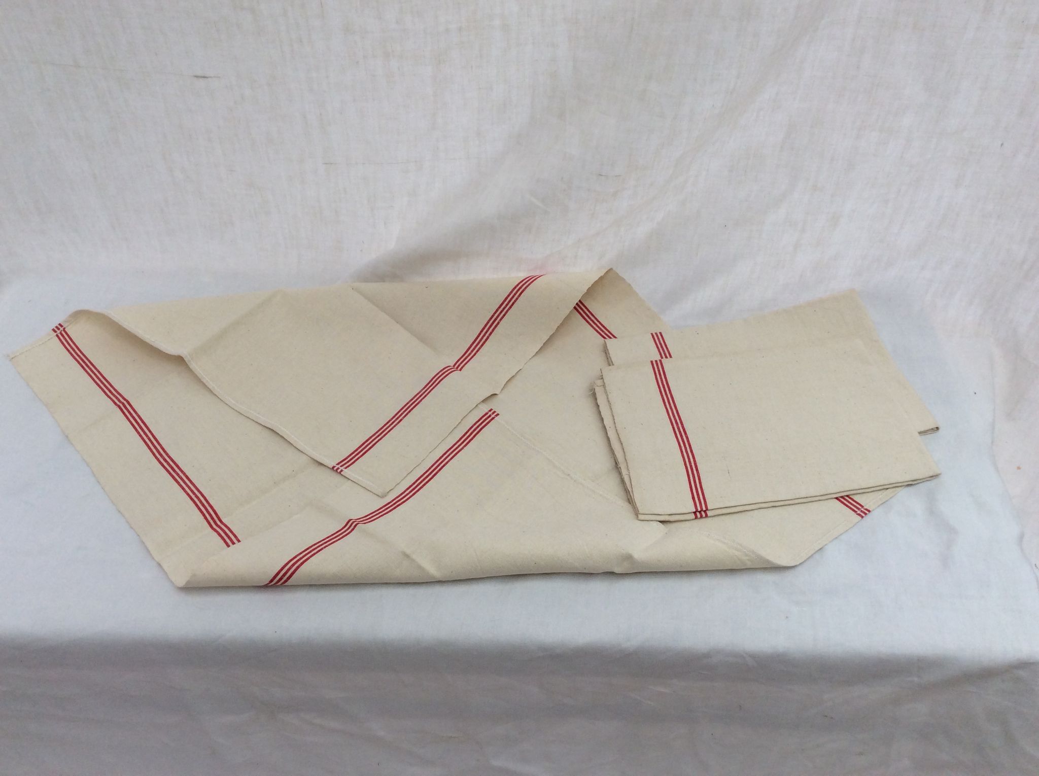 Lot of 3 red bedding towels woven in linen