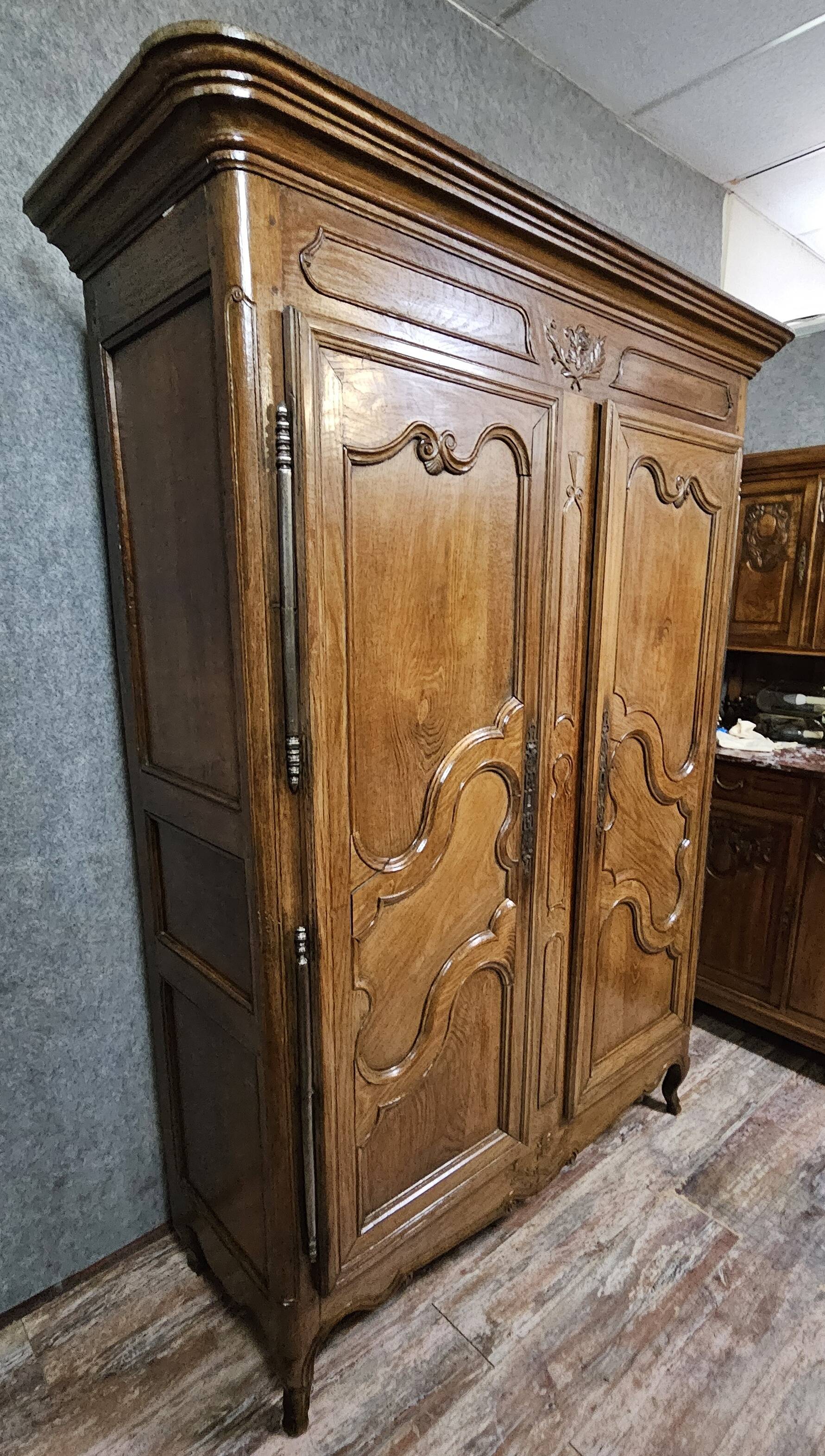 Antique Louis XV wardrobe in solid wood (oak and walnut)