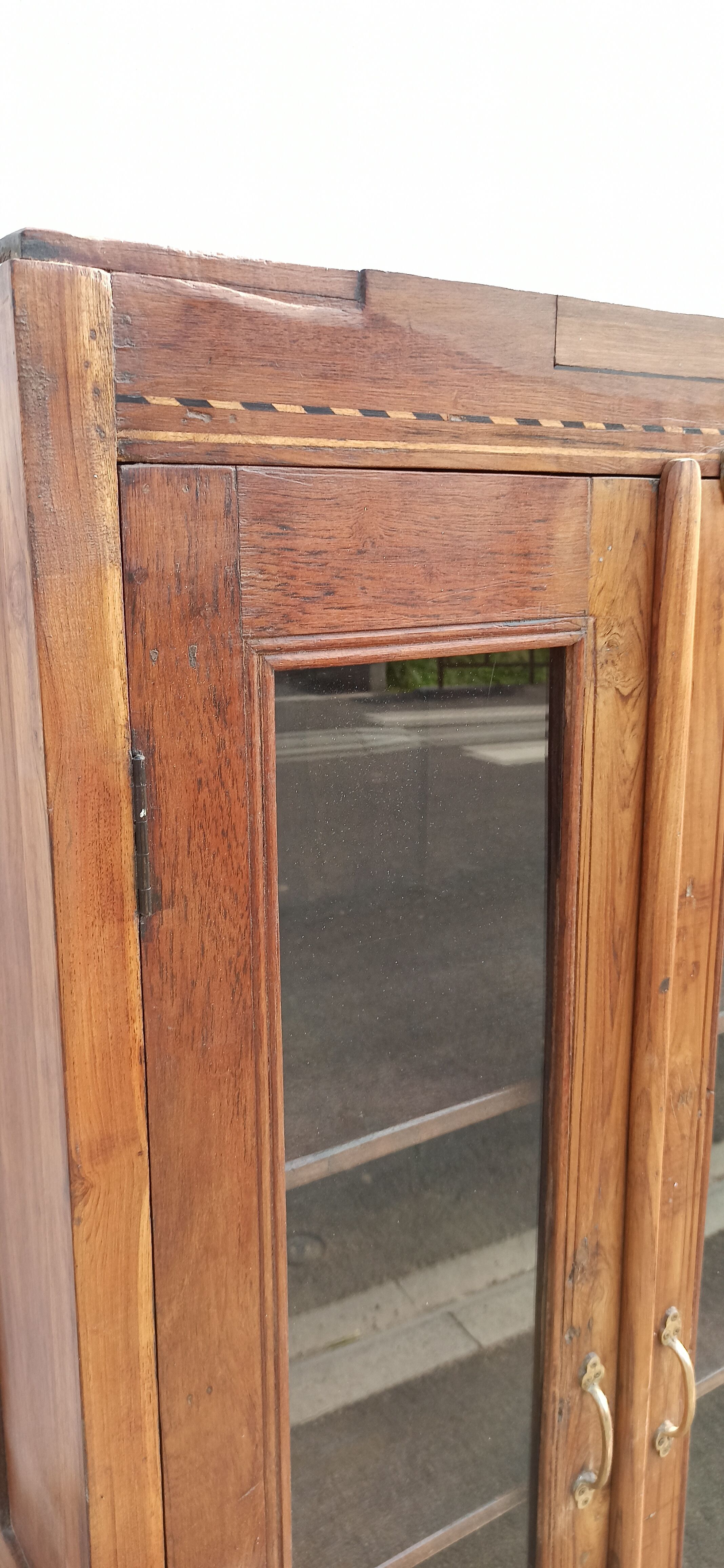 Armoire vitrée en teck deux portes et un tiroir