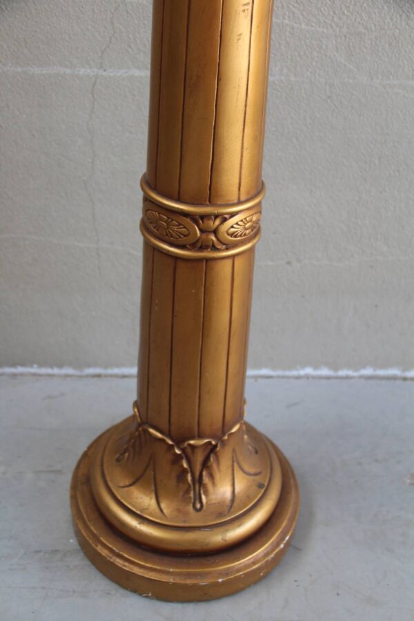 Colonne ancienne en métal et plâtre doré
