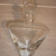Carafe à vin avec bouchon sur socle en cristal