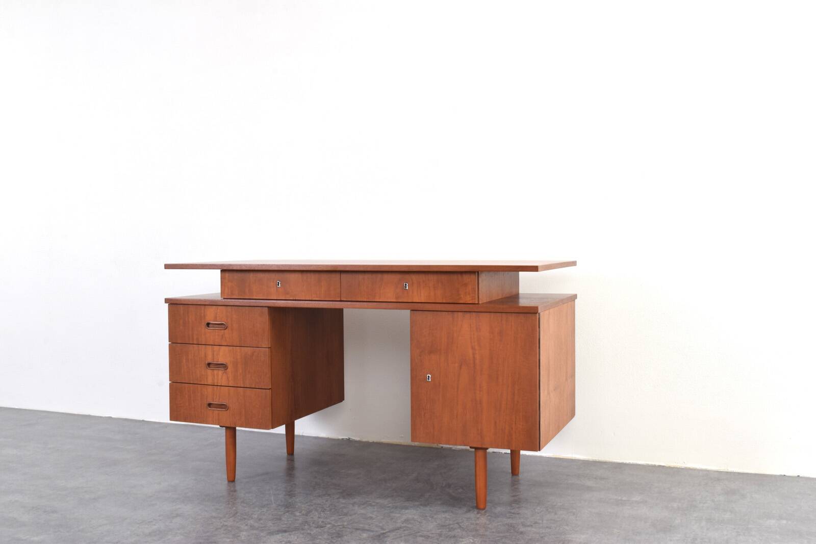 Bureau en teck des années 1960.