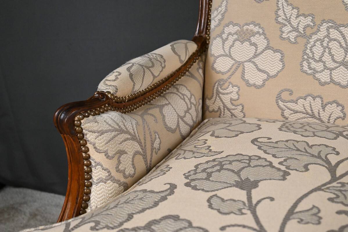 Queen's bergère in carved beech, Louis XV period – mid 18th century