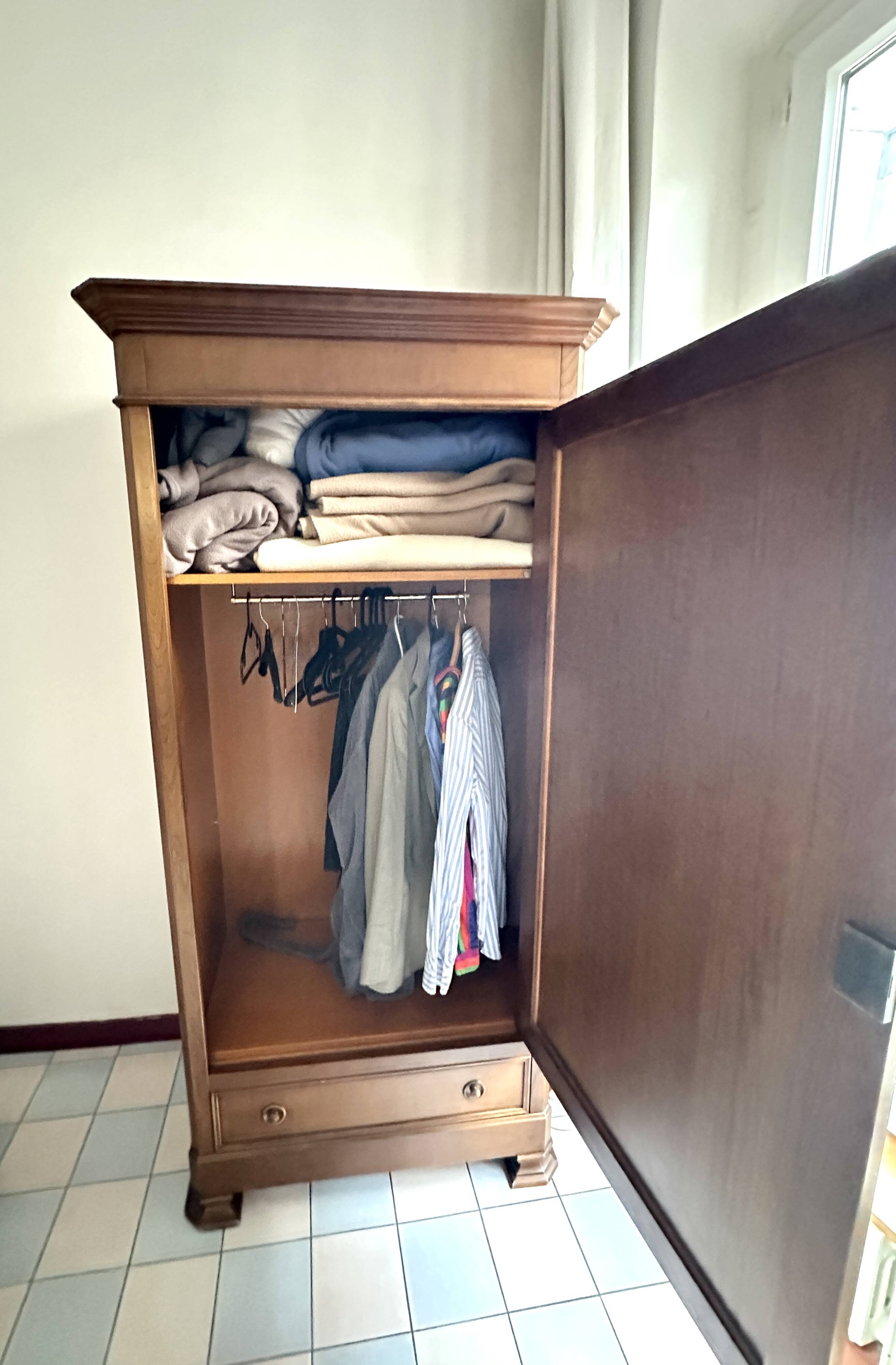 Armoire avec porte miroir en merisier Ebeniste