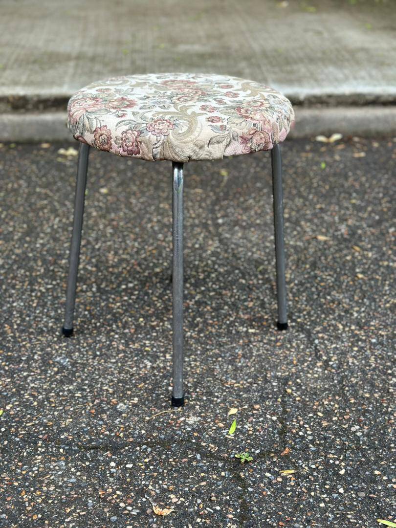 Vintage stool in chrome metal and upholstery from the 1960s.
