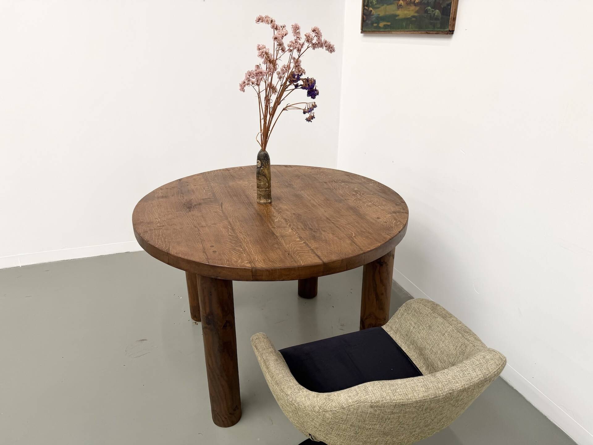 Table ronde moderniste chêne massif, piètement cylindrique pin, DLG Perrian