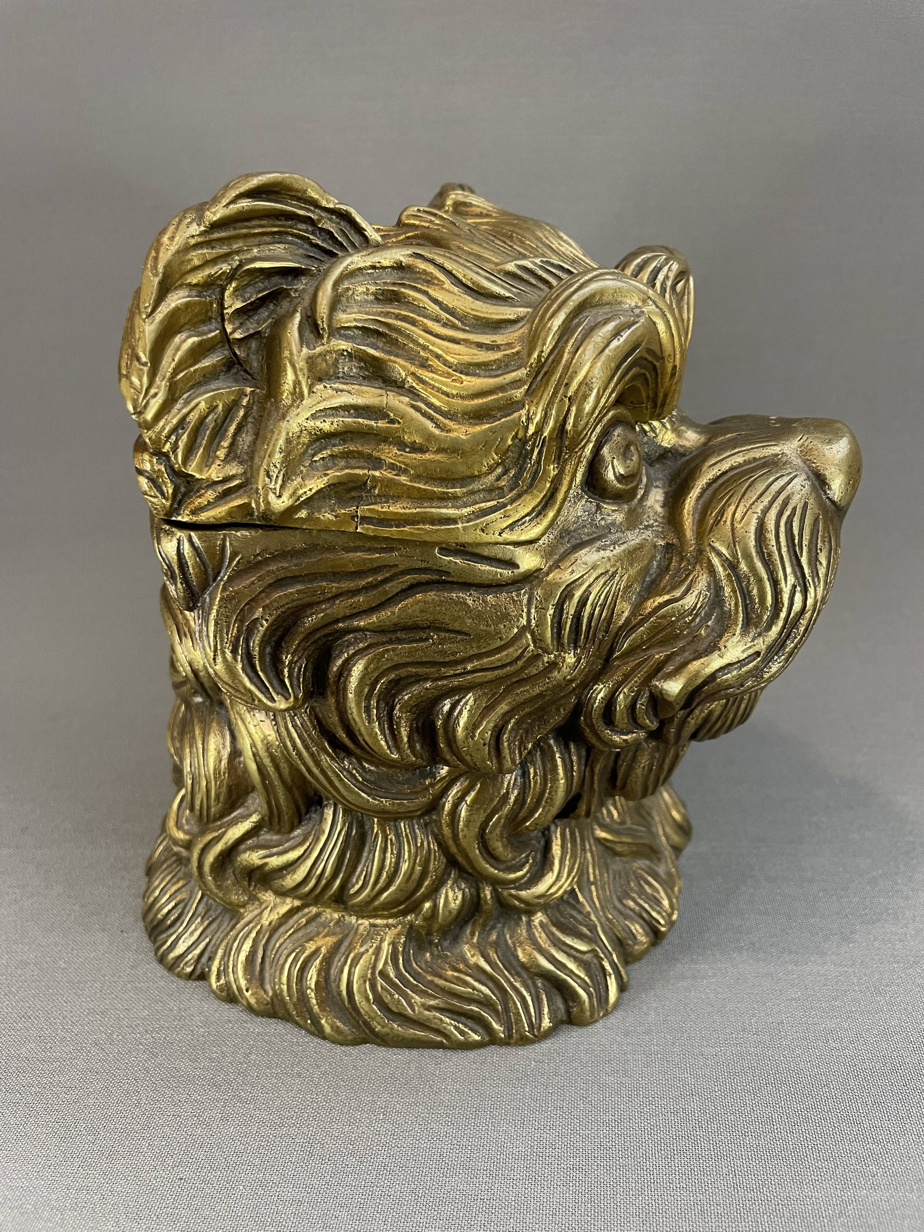 Pot à tabac en bronze en forme de tête de chien, vers 1900