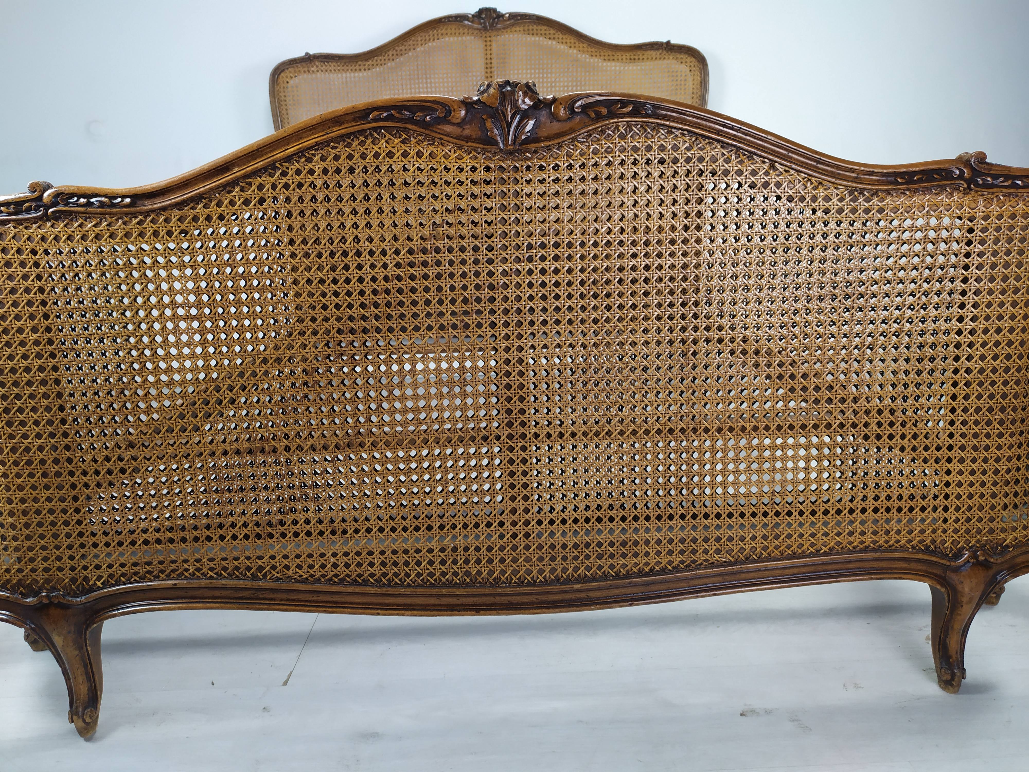 Vintage canned basket bed