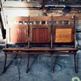 Banc de cinéma en bois pliable vintage.
