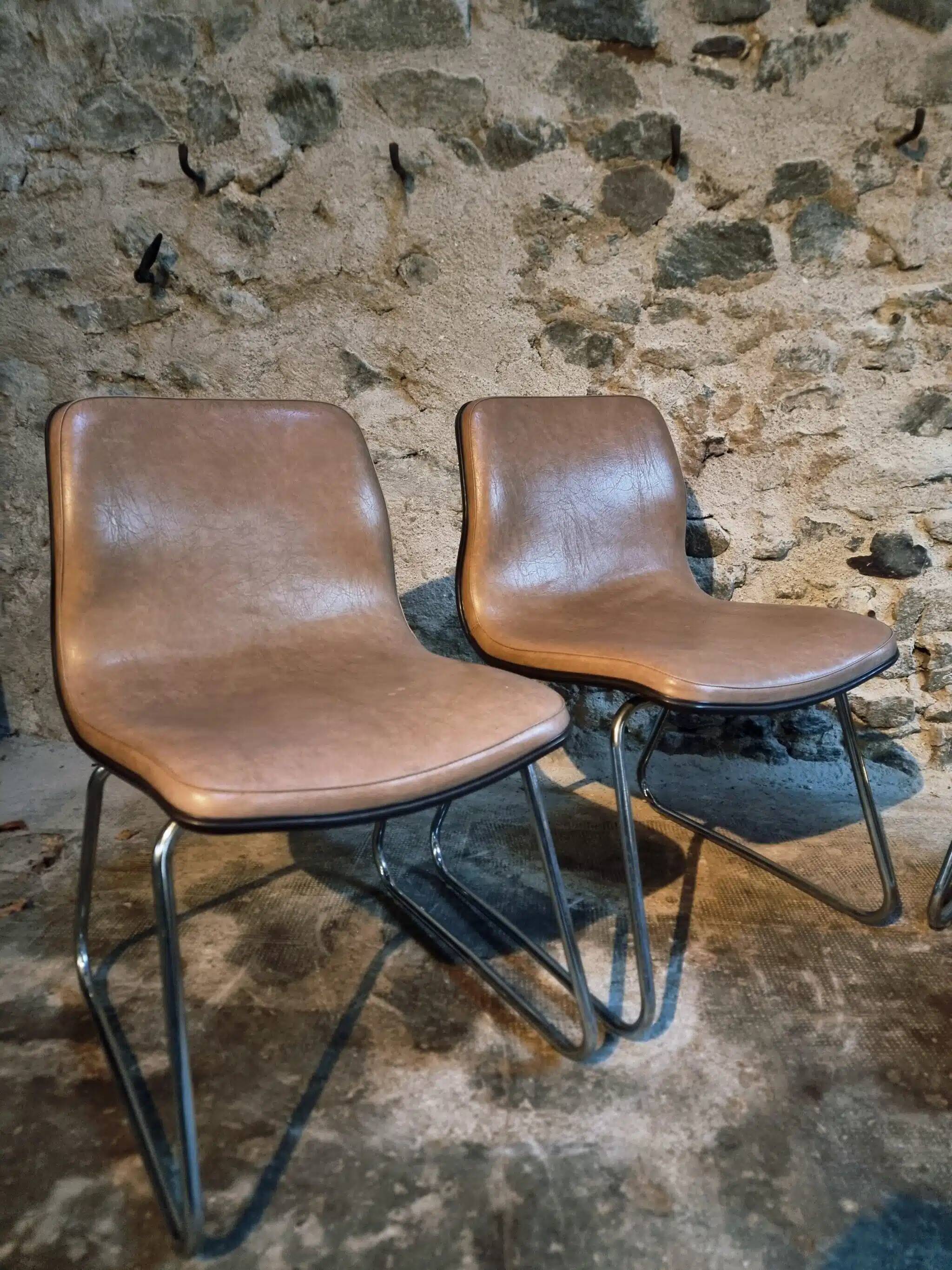 Ensemble de quatre chaises vintage françaises à piètement luge en vinyle beige-taupe, 1976