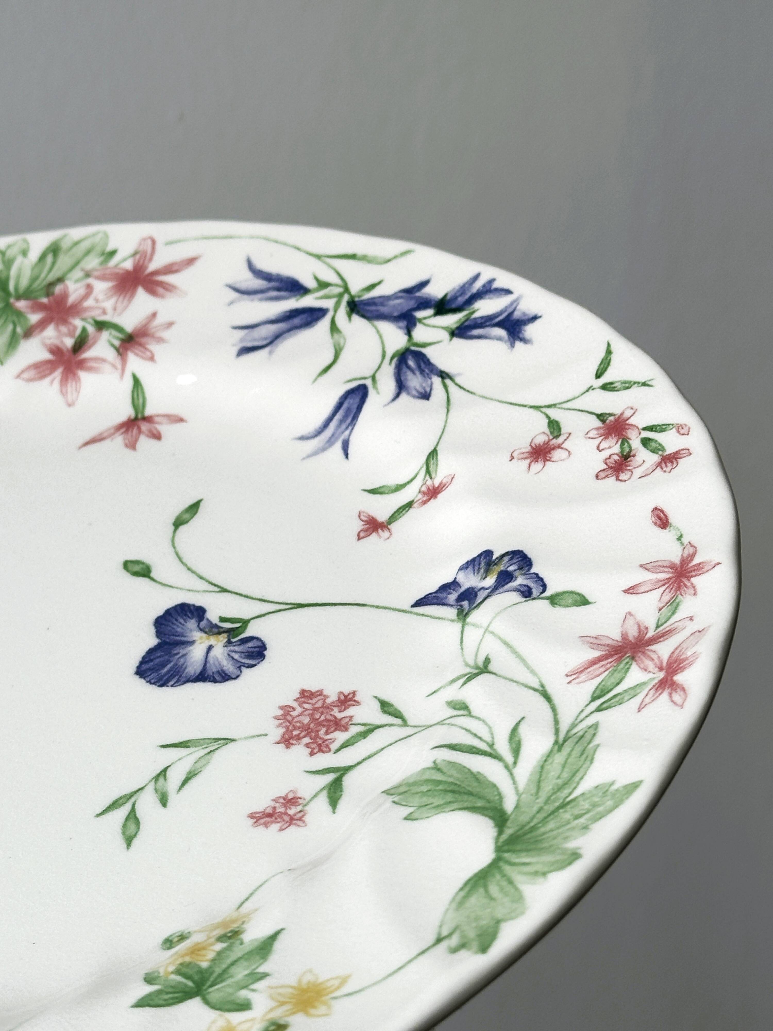 Porcelain serving plate.