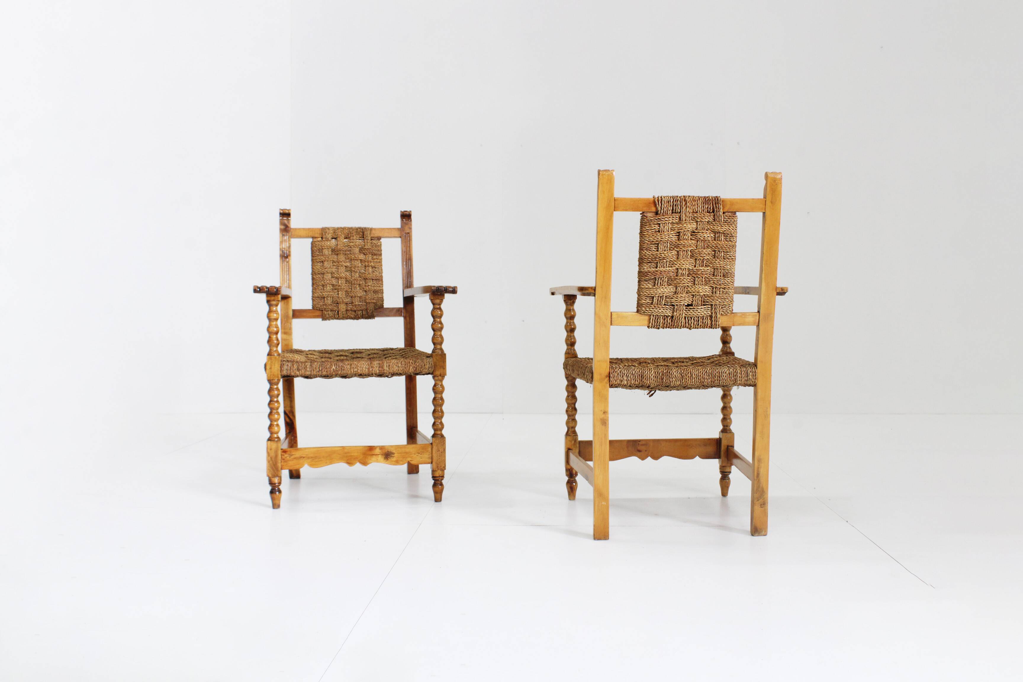 Ensemble de 2 fauteuils brutalistes espagnols en bois sculpté et tressé en jonc -