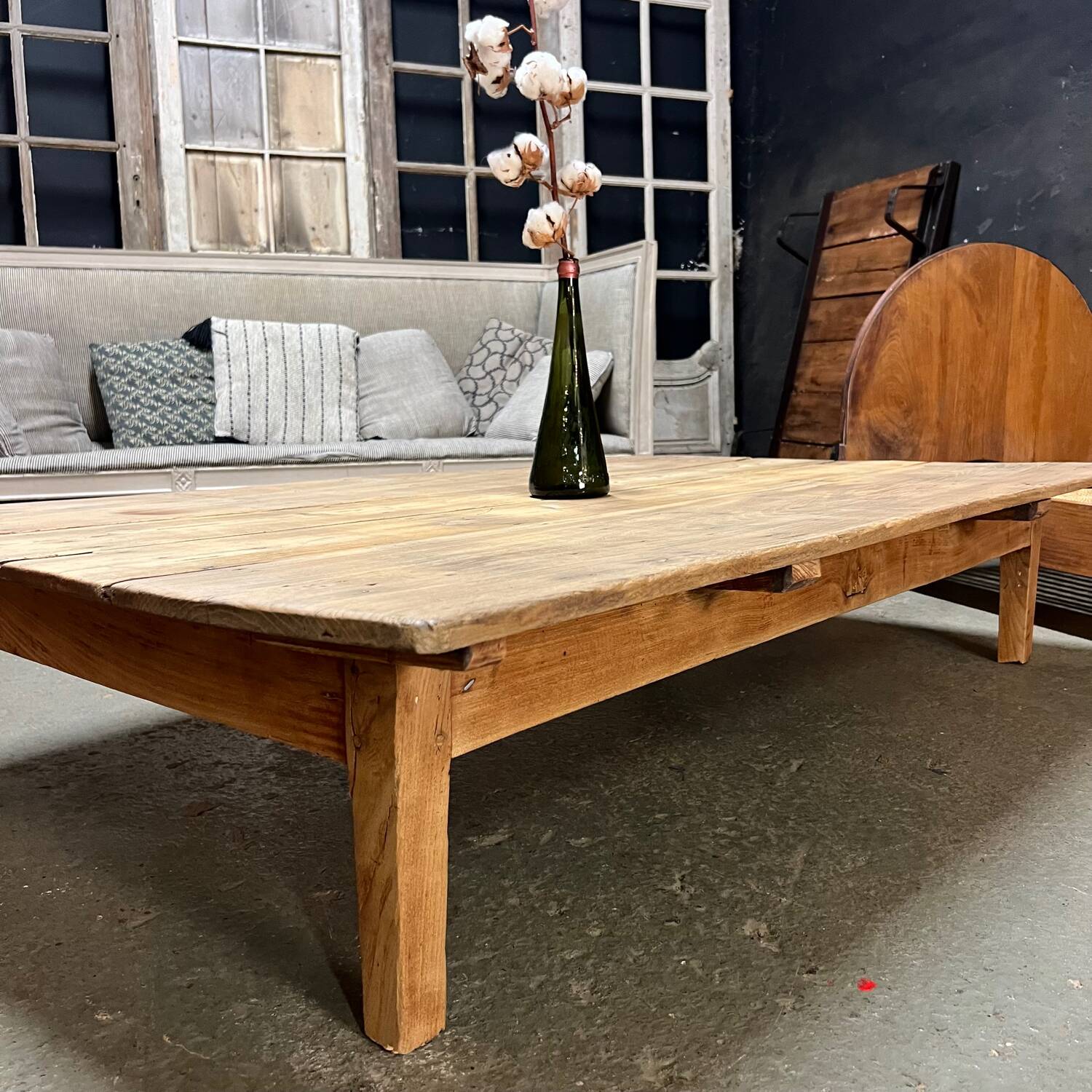 Table basse de ferme rustique brutaliste