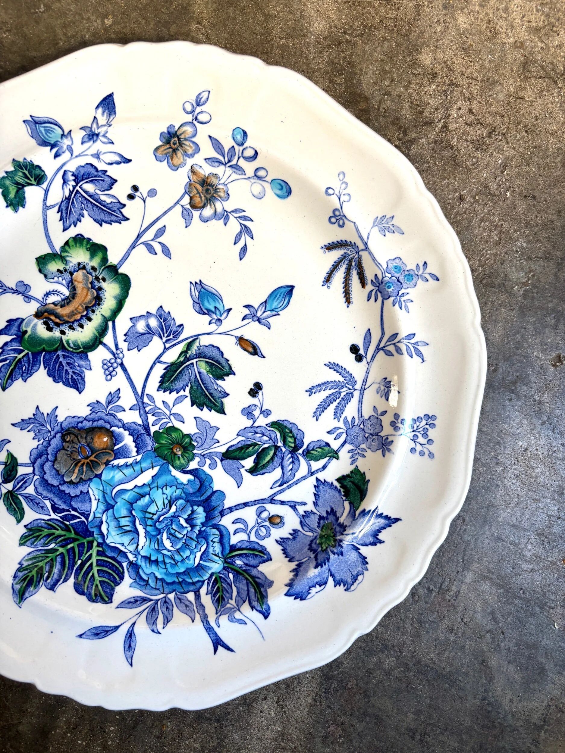 Round Mason's plate in polychrome ironstone, "Belvedere" service - early 20th century.