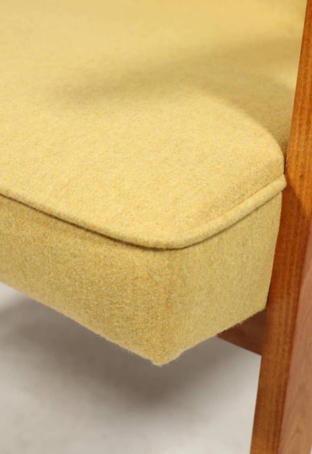 Fauteuil en bois et velours jaune par Chierowski